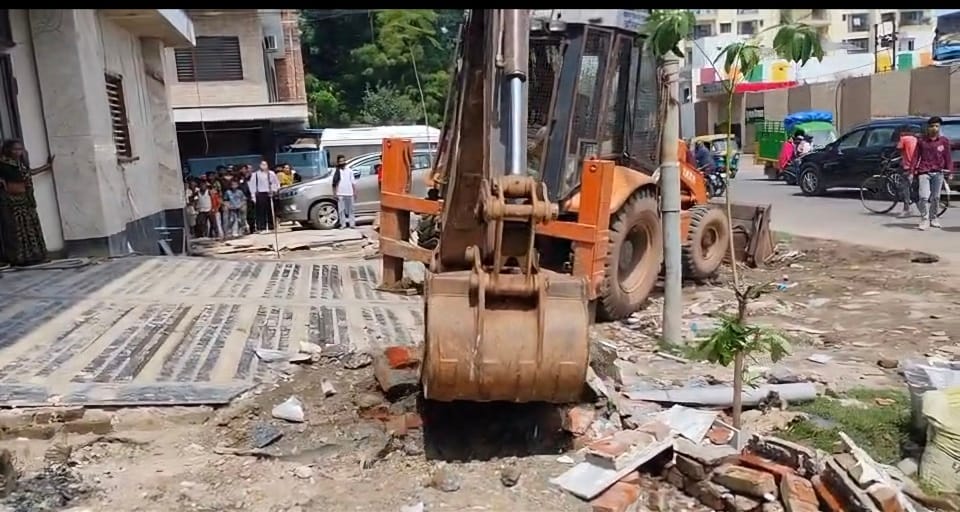 अतिक्रमण पर चला बुलडोजर