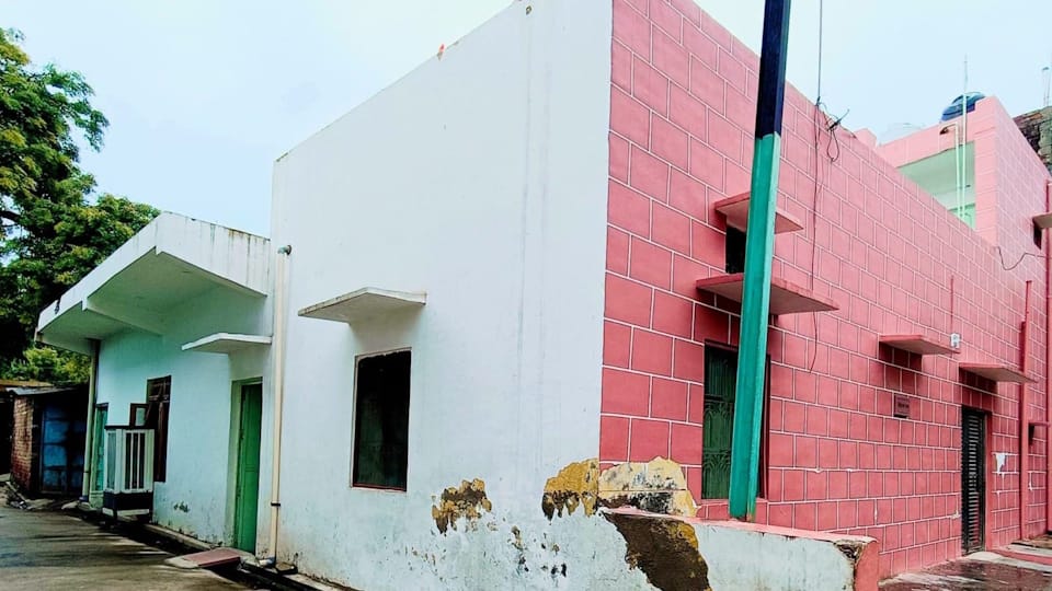 Baba Neem Karoli Birthplace Dispute: Khatauni Revision Notices Sent to Six Granddaughters and Trustee