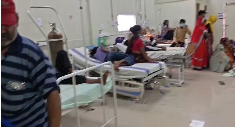 Firozabad Medical College Overcrowded: Patients Treated on Floor as All Beds Fill Up, 30 on Oxygen Support