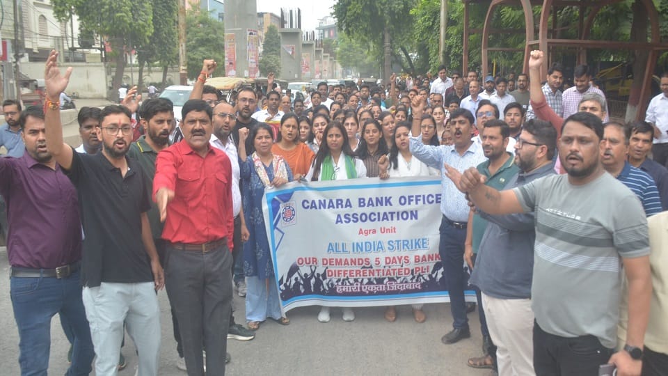 Bank Strike Disrupts Rs 400 Crore Transactions Shutters Down at 460 Branches in Agra