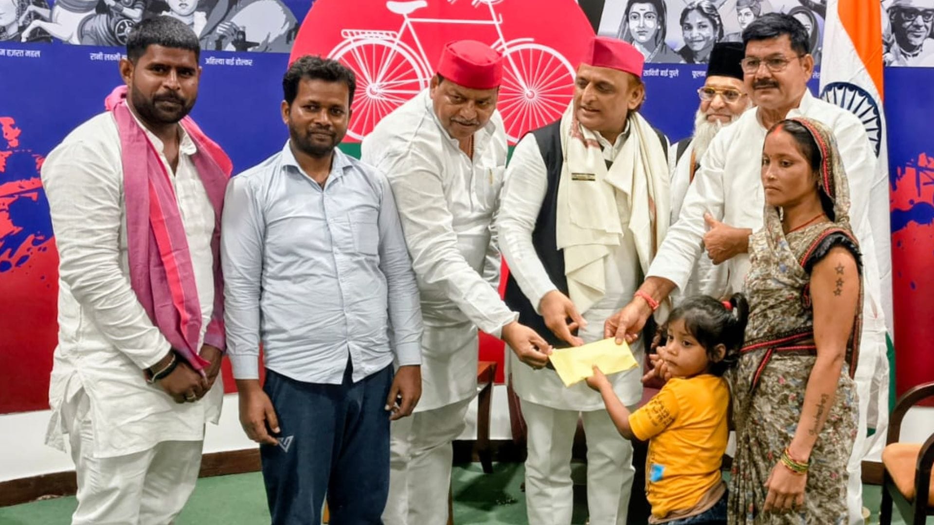 बलिया के रागिनी से लखनऊ में मुलाकात करते अखिलेश यादव।