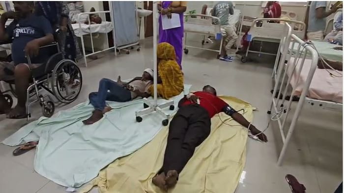 Firozabad Medical College Overcrowded: Patients Treated on Floor as All Beds Fill Up, 30 on Oxygen Support