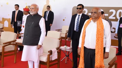 प्रधानमंत्री मोदी के साथ गुजरात के सीएम