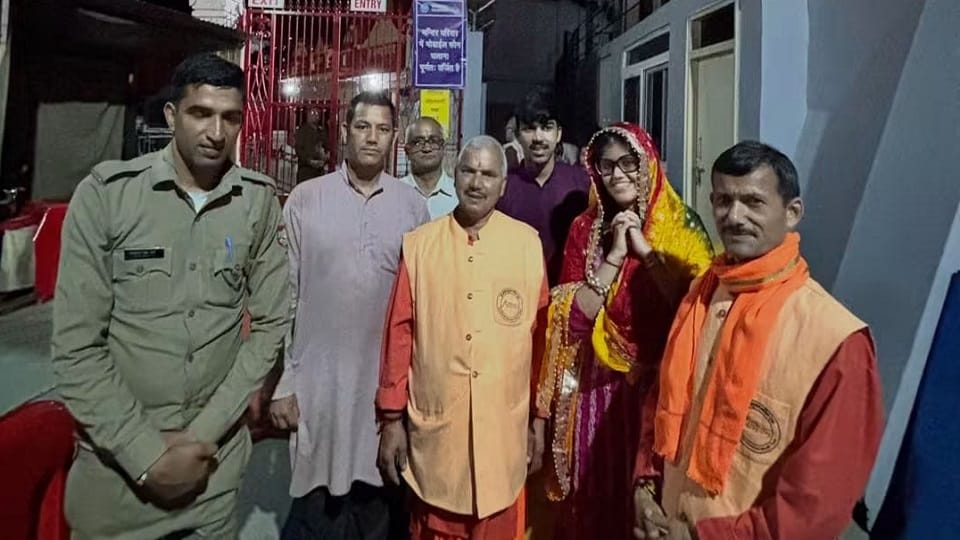 हनुमान अंश के निदेशक ने कैंची धाम में टेका मत्था