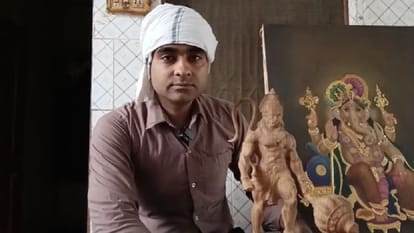 हनुमान प्रतिमा दिखाते धर्मेंद्र दुबे।