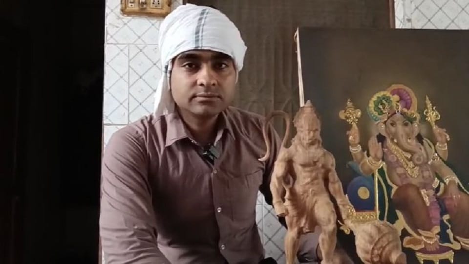 Dharmendra dubey crafting statue out of wood  actor Salman Khan has also praised his work