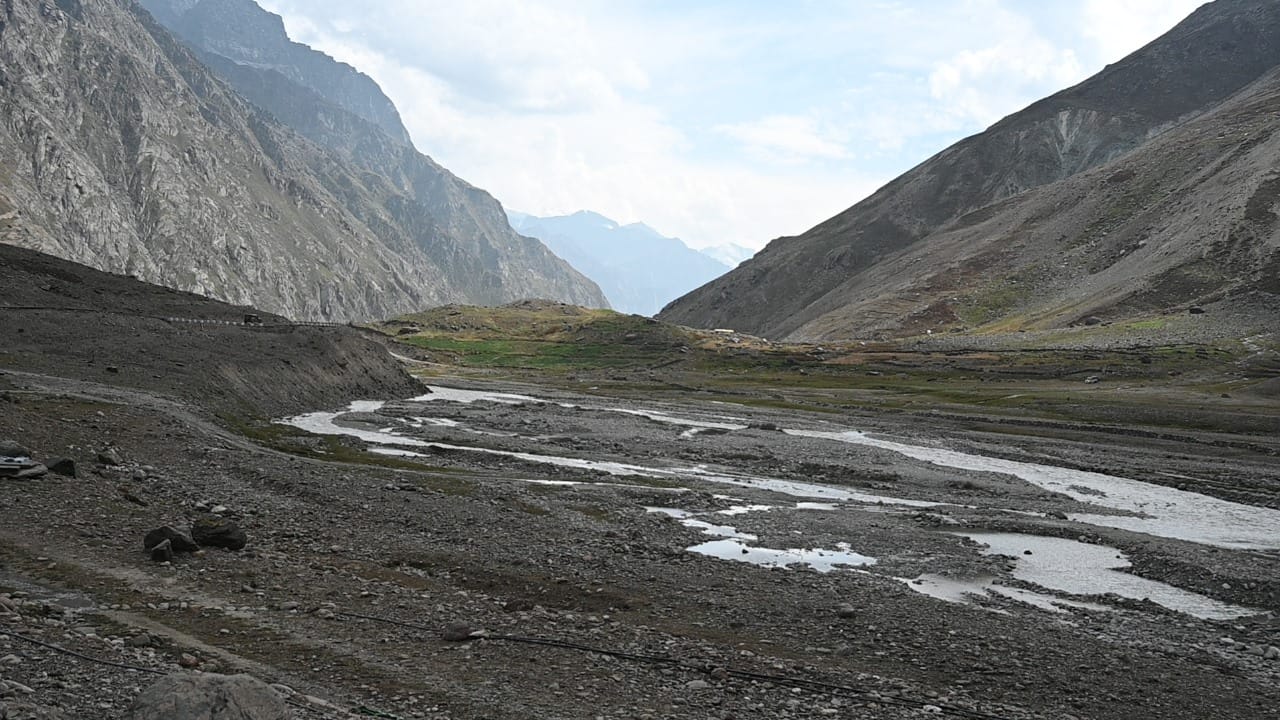 नदी के बहाव की प्रकृति बदल रही।