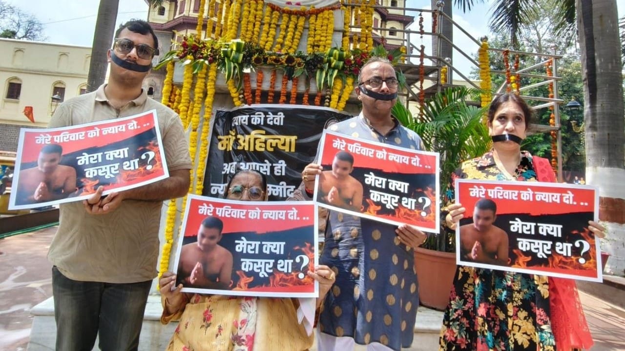 राजबाड़ा पर धरने पर बैठे पार्षद कालरा।