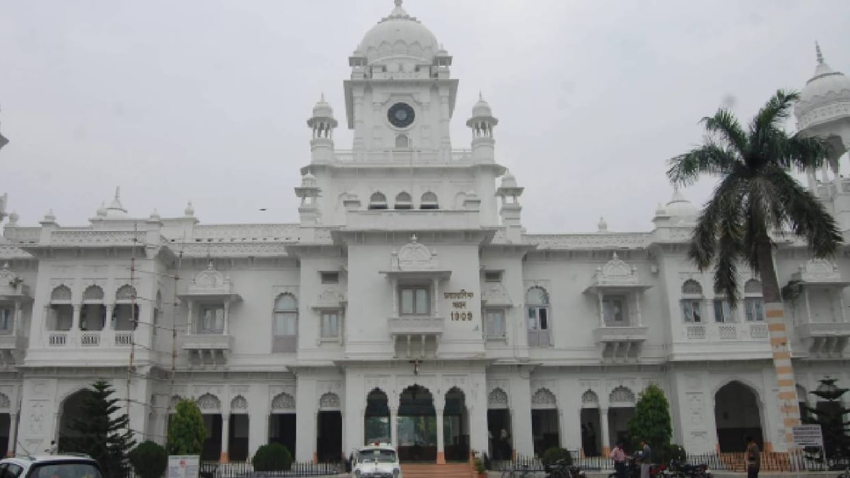UP KGMU Associate Professor sent patient to private hospital; patient died; accused of charging ₹1 lakh.