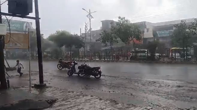 Kanpur Heavy rain brings relief to Shuklaganj but waterlogging adds to residents woes