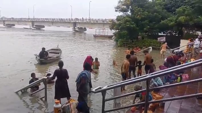 Kanpur Crowds gather in faith on Bhadai Amavasya devotees throng the Namami Gange Ghat