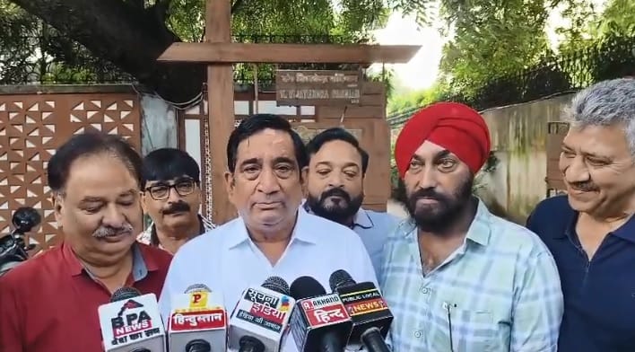 Kanpur Trader submit memorandum to Divisional Commissioner demand implementation of one time settlement scheme