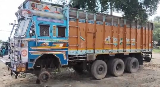 Kanpur Gang of wheel thieves terrorizes Ghatampur thieves remove and make off with two wheels from truck