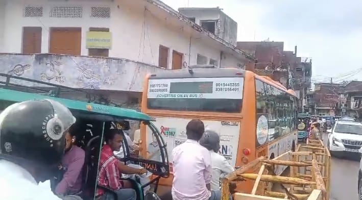 Kanpur Repair work on Jajmau Ganga Bridge causes traffic jam 3 km long queue of vehicles forms