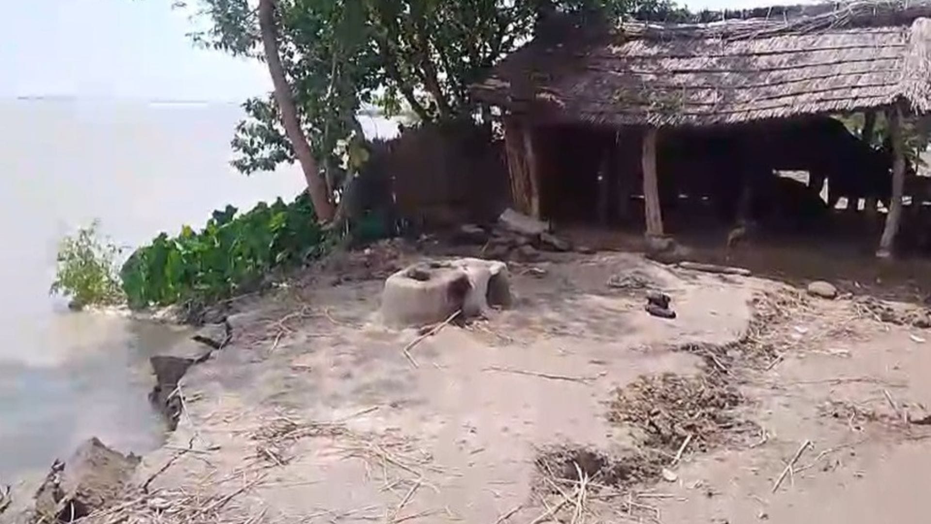 कटाने के मुहाने पर दो आशियाने।
