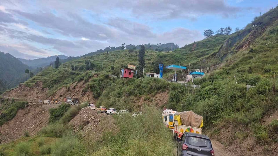 क्वारब बाईपास मार्ग से आवाजाही करते वाहन।