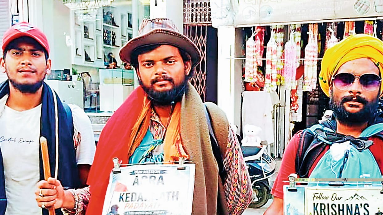 Agra Friends Begin 800-Km Walking Journey to Kedarnath With Musical Instruments Srinagar Uttarakhand news