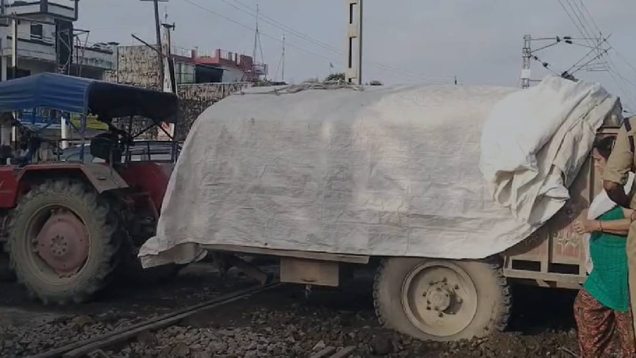 UP: Tractor-trolley stuck at Bharwara crossing in Lucknow; over six trains, including the Muzaffarpur Express,
