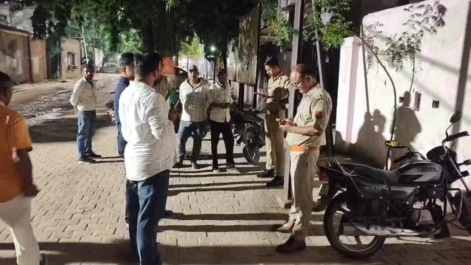 माैके पर घटना की जानकारी लेती पुलिस।