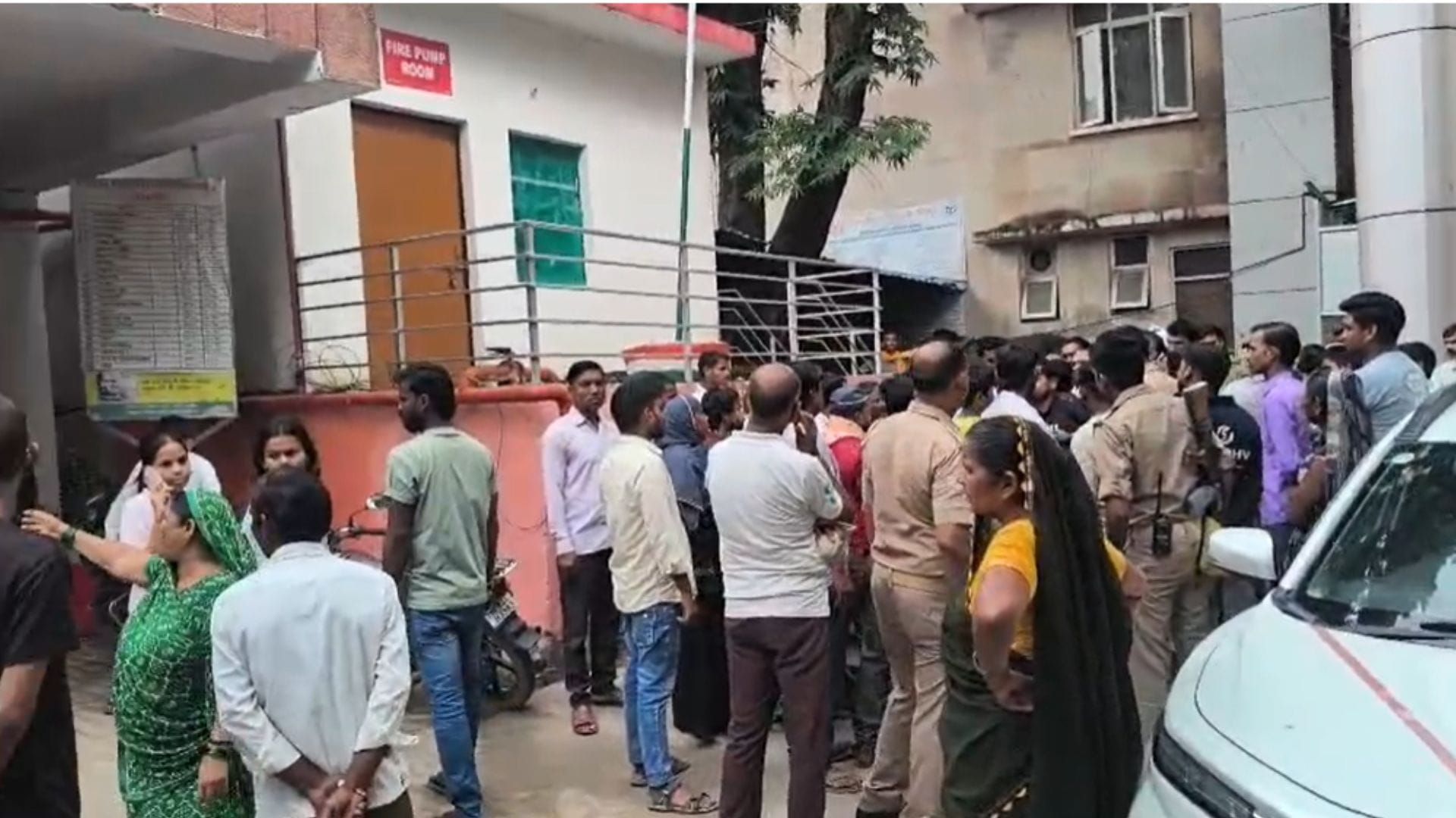 मौके पर जुटी भीड़ व लोगों को समझाती पुलिस