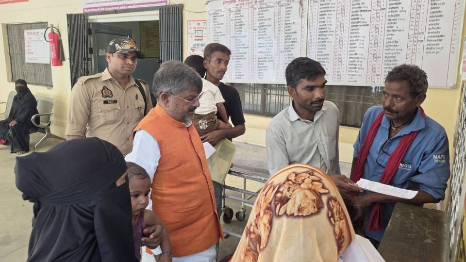 मरीजों से बातचीत करते विधायक रामचंद्र यादव।