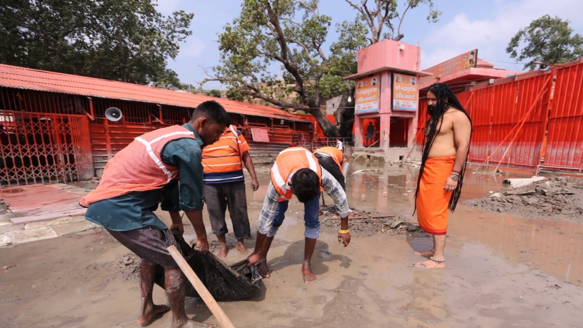 Prayagraj: 'Lete Hanuman' wakes up 14 days after the Ganga bath; temple doors opened.