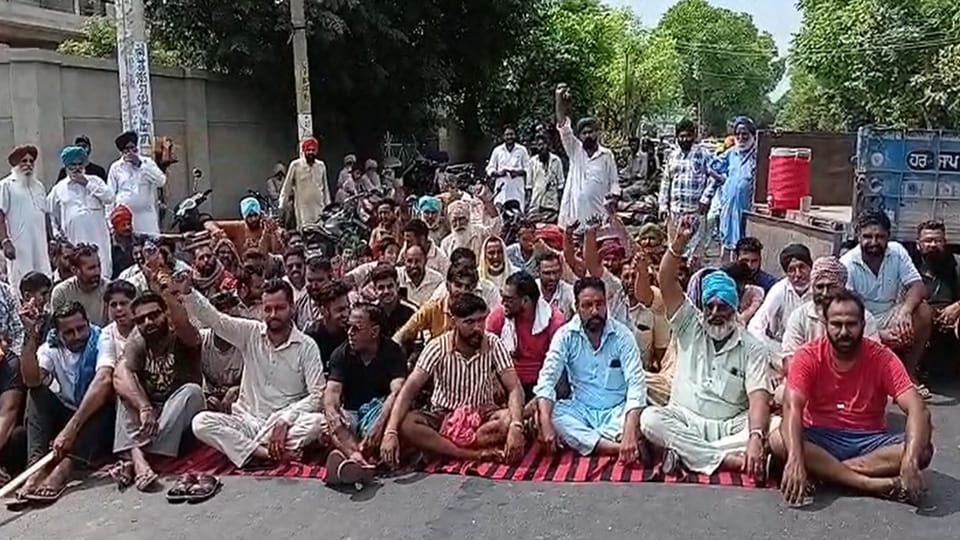 बाघापुराना के मुख्य चौक पर किसानों ने दिया धरना