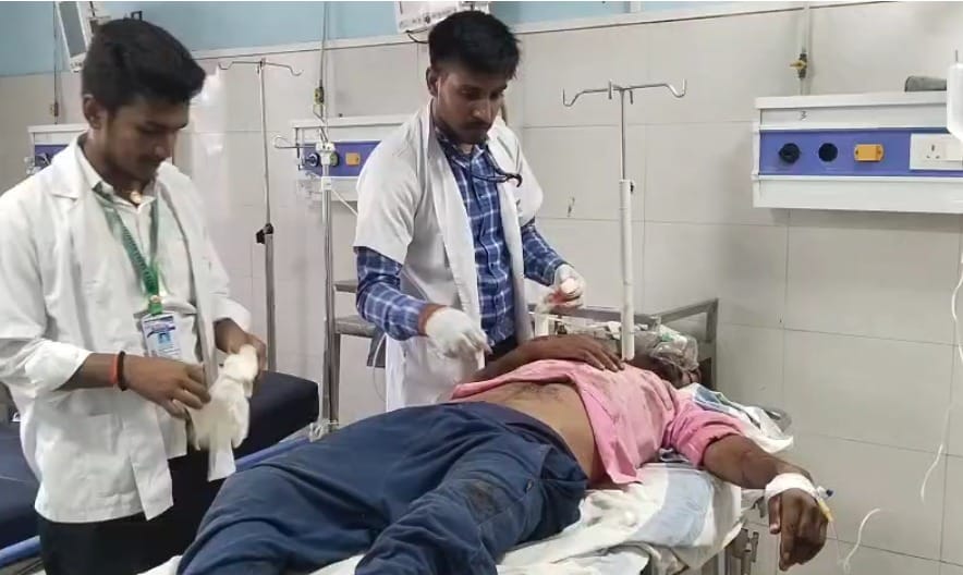 ऑटो को टक्कर मारकर वाहन छोड़ भागा चालक, बुजुर्ग की मौत; सात घायल।