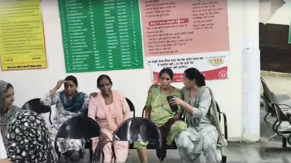 अस्पताल में विलाप करते परिजन