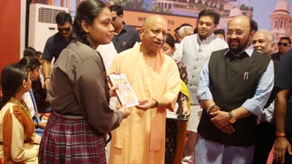 सीएम योगी ने किया गोमती पुस्तक महोत्सव का उद्घाटन