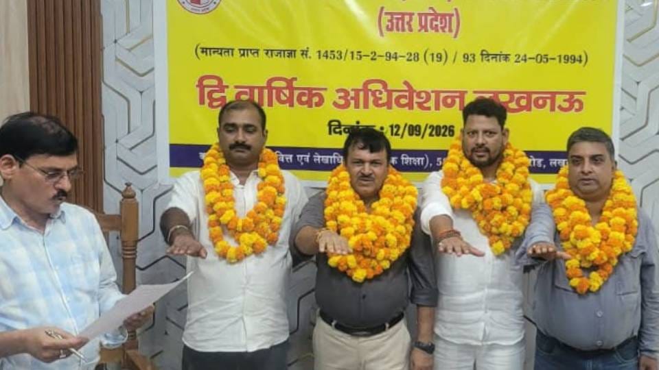 शपथ लेते नवनियुक्त पदाधिकारी।