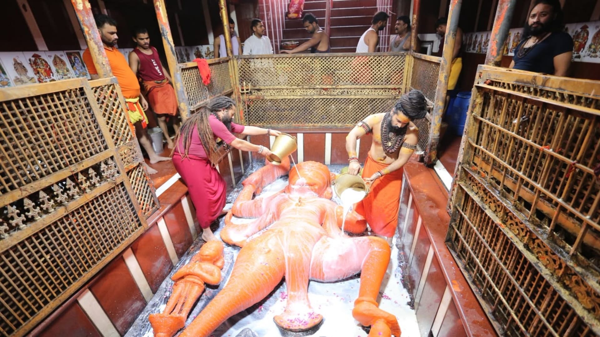 Prayagraj: 'Lete Hanuman' wakes up 14 days after the Ganga bath; temple doors opened.