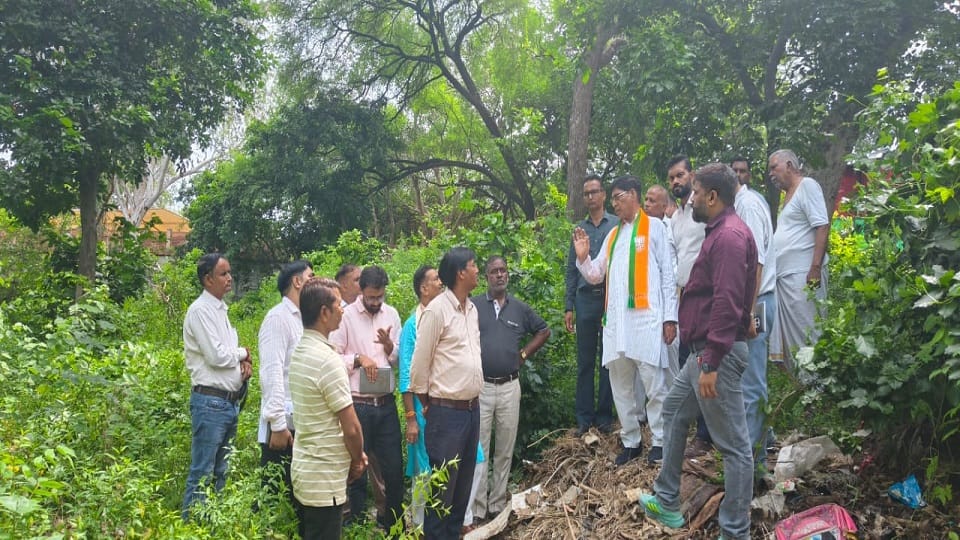 ताज पूर्वी गेट नाले को ढकने के सर्वे में पहुंचे विधायक
