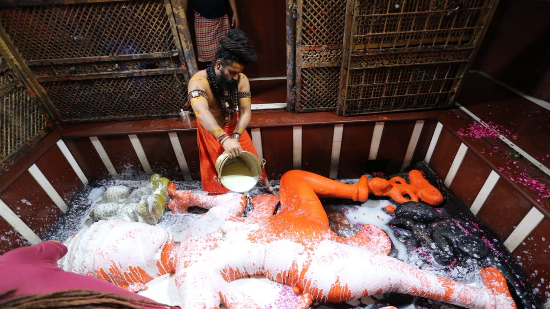Prayagraj: 'Lete Hanuman' wakes up 14 days after the Ganga bath; temple doors opened.