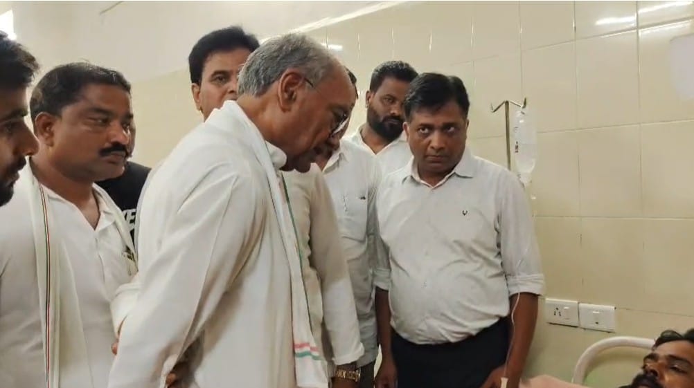 MP: Digvijaya Singh arrives in Sagar meets patients affected by the toxic liquor tragedy at BMC