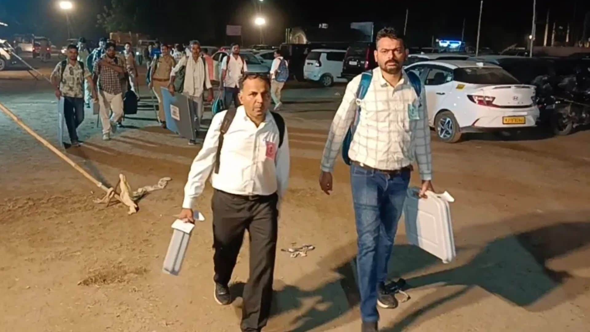 देर रात तक जमा होती रही ईवीएम