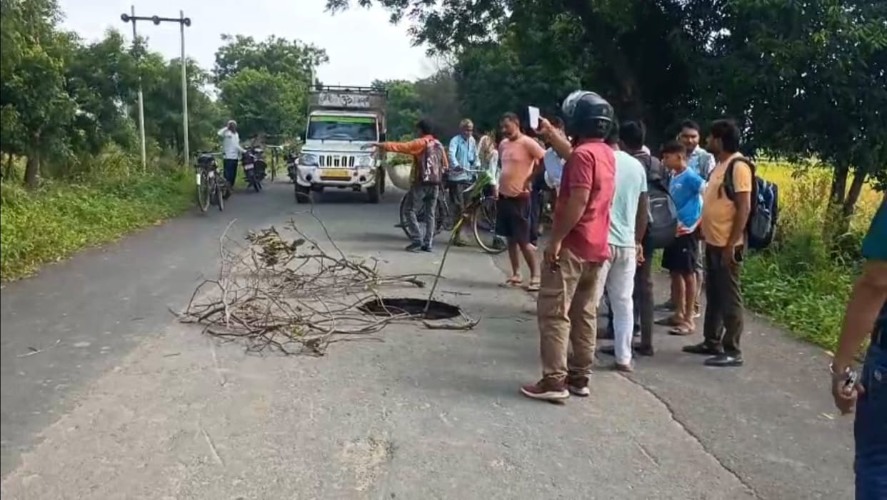 Huge Pothole Suddenly Appears on Umri-Nawar Road, Accident Risk Rises