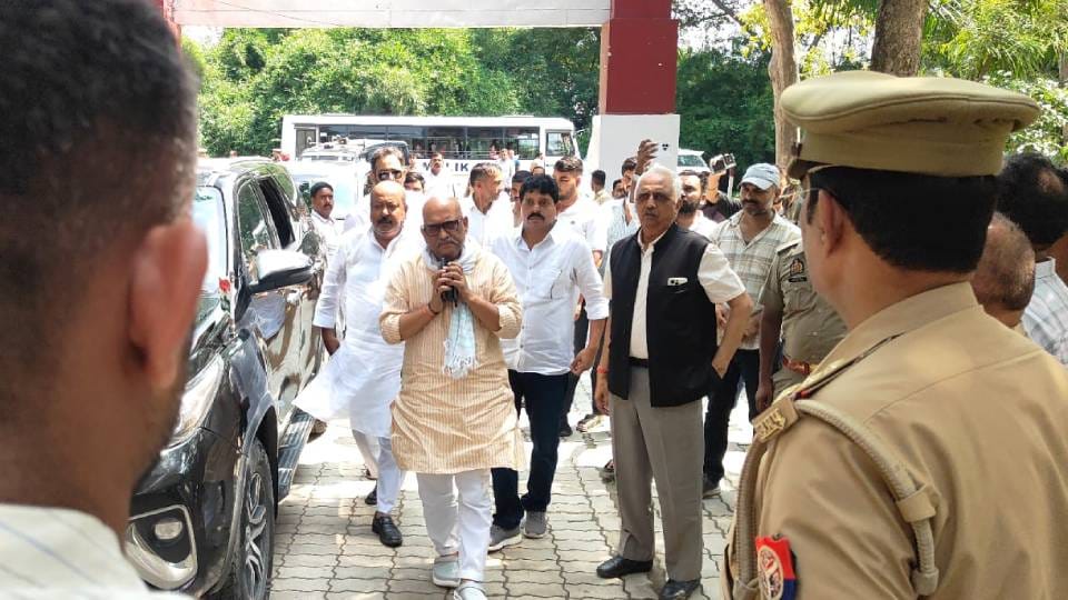 police stopped Ajay Rai  in Barabanki and taken to thana who on his way to meet family of Vinod Sahni