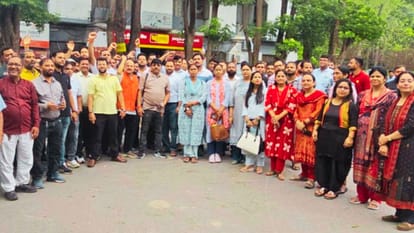Bank Strike 400 branches shut transactions worth 800 crore affected in Varanasi ATMs run dry
