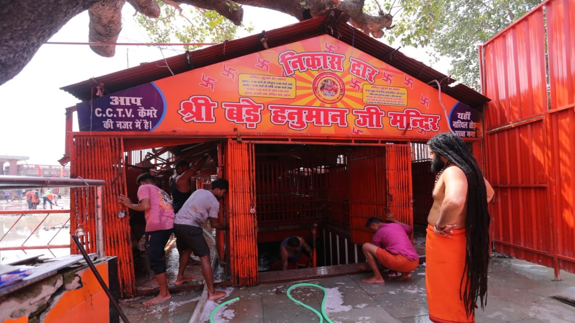 Prayagraj: 'Lete Hanuman' wakes up 14 days after the Ganga bath; temple doors opened.