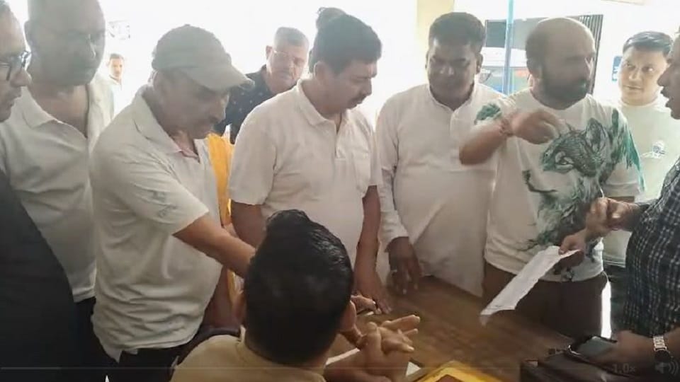व्यापारी से अभद्रता पर बागेश्वर में आक्रोश