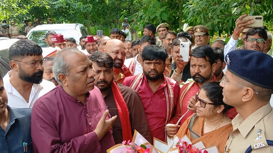 Vinod Murder Case in Gonda Body placed on the road to stage a blockade Collectorate besieged