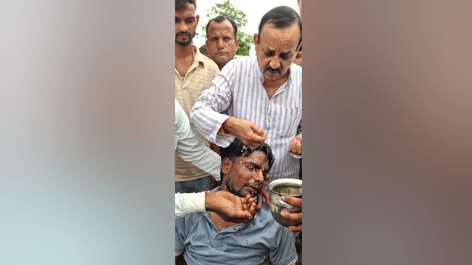 Vinod Murder Case in Gonda Body placed on the road to stage a blockade Collectorate besieged