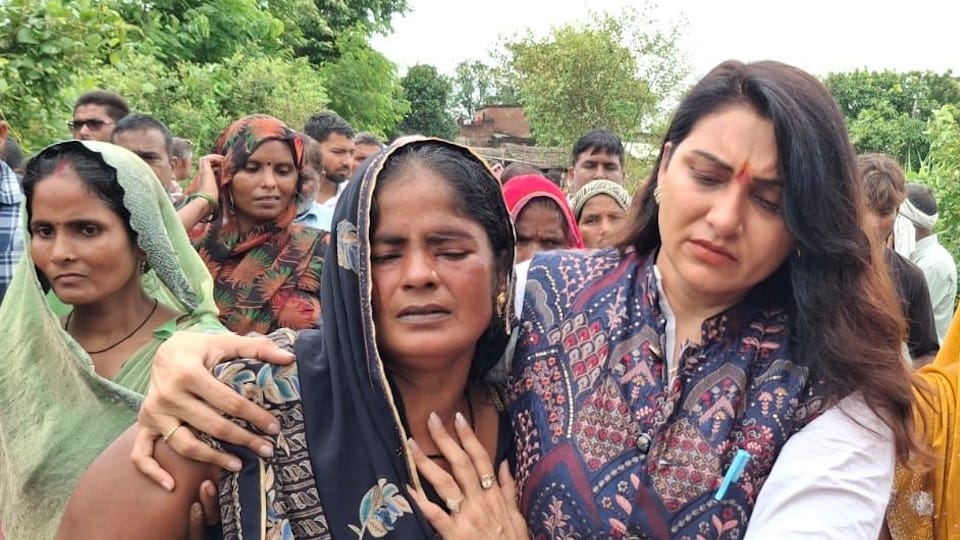 Vinod Murder Case in Gonda Body placed on the road to stage a blockade Collectorate besieged