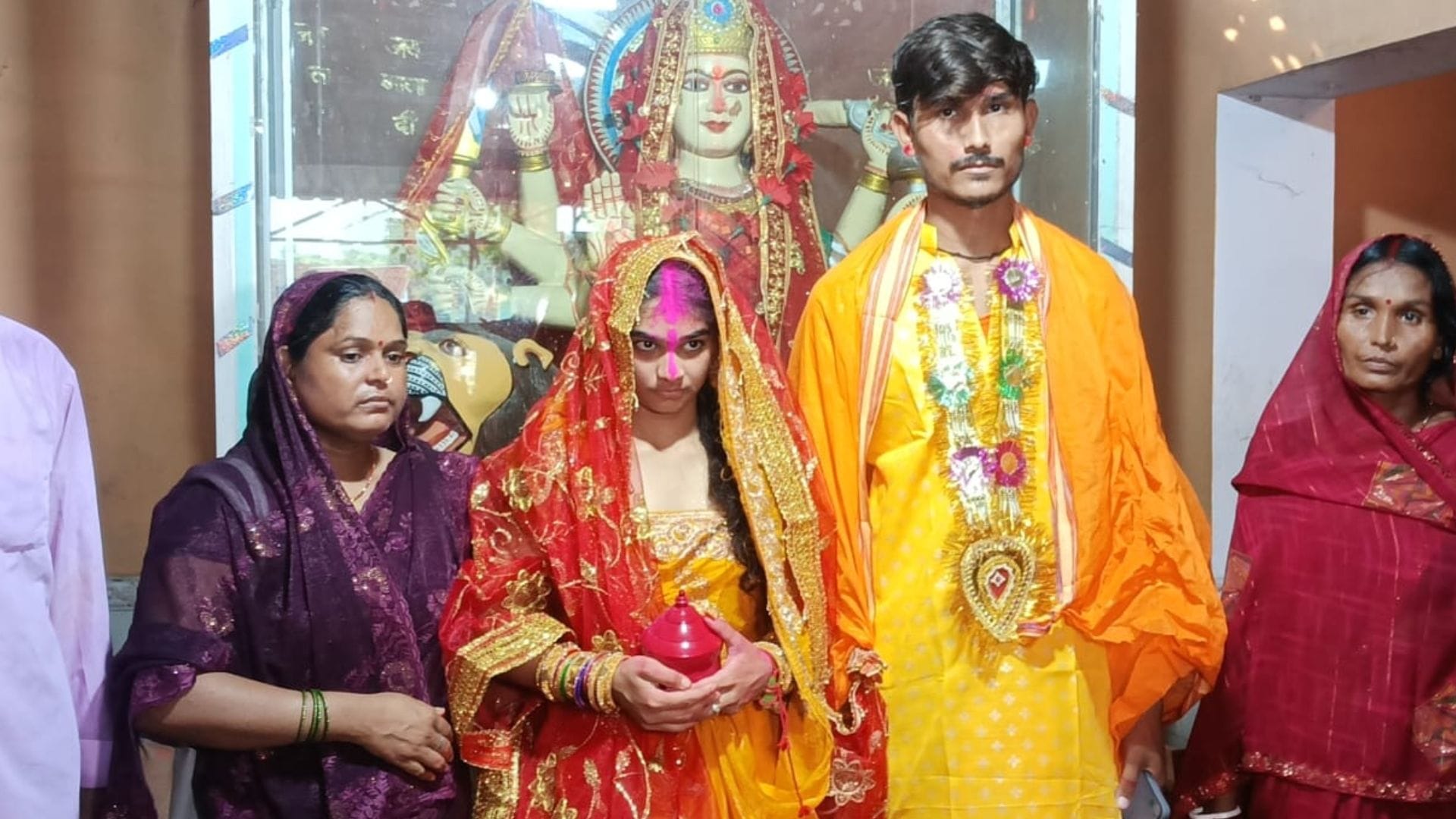 युवक-युवती ने बिना किसी मुहूर्त के किया विवाह