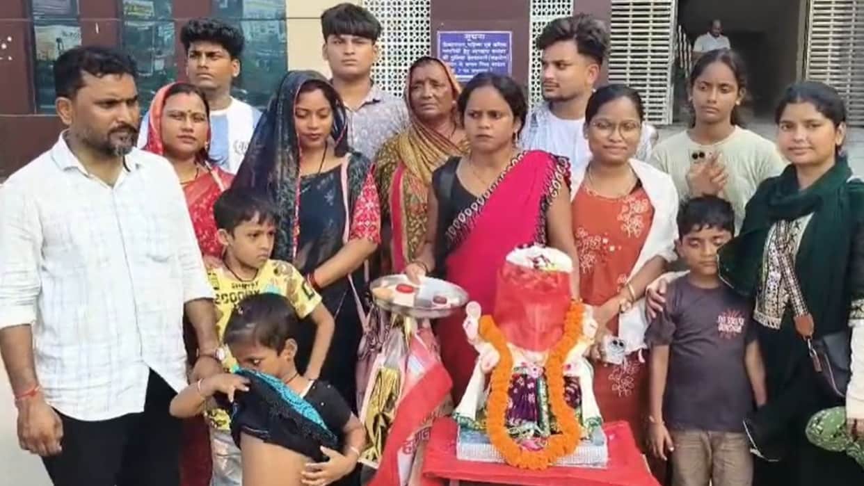 Ganpati Festival Vansh Narayan Ganesh idol from Mumbai village worshipping special celebration
