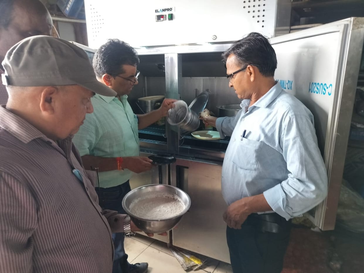 Raids conducted at 10 major hotels and restaurants in Bhopal: Rotten vegetables and expired chicken and bread