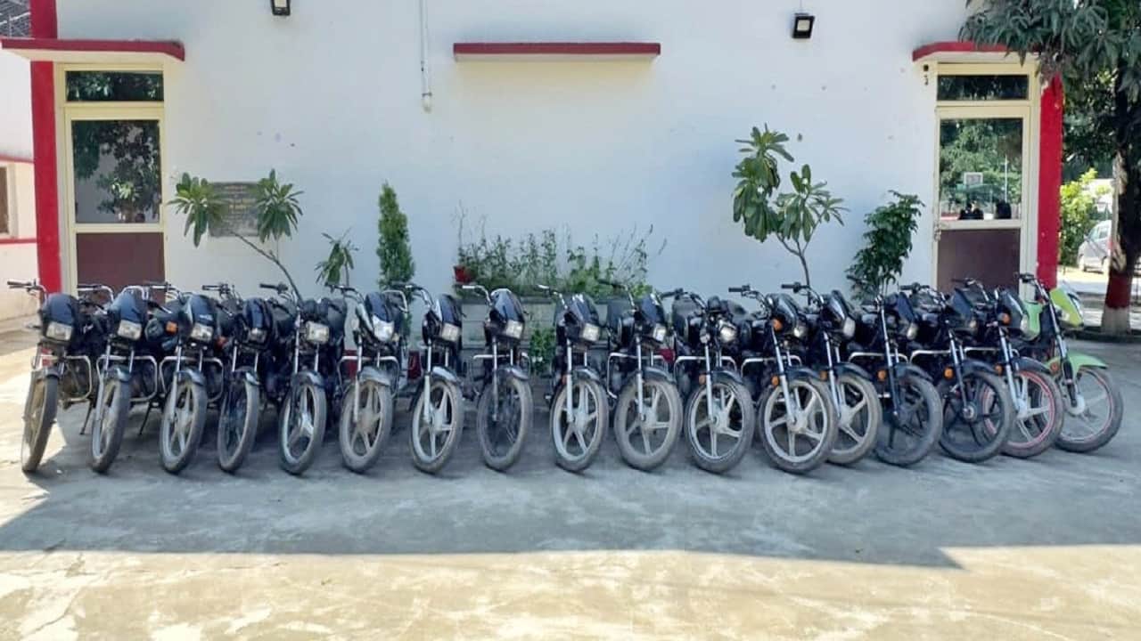 थाने में खड़ी बरामद बाइक
