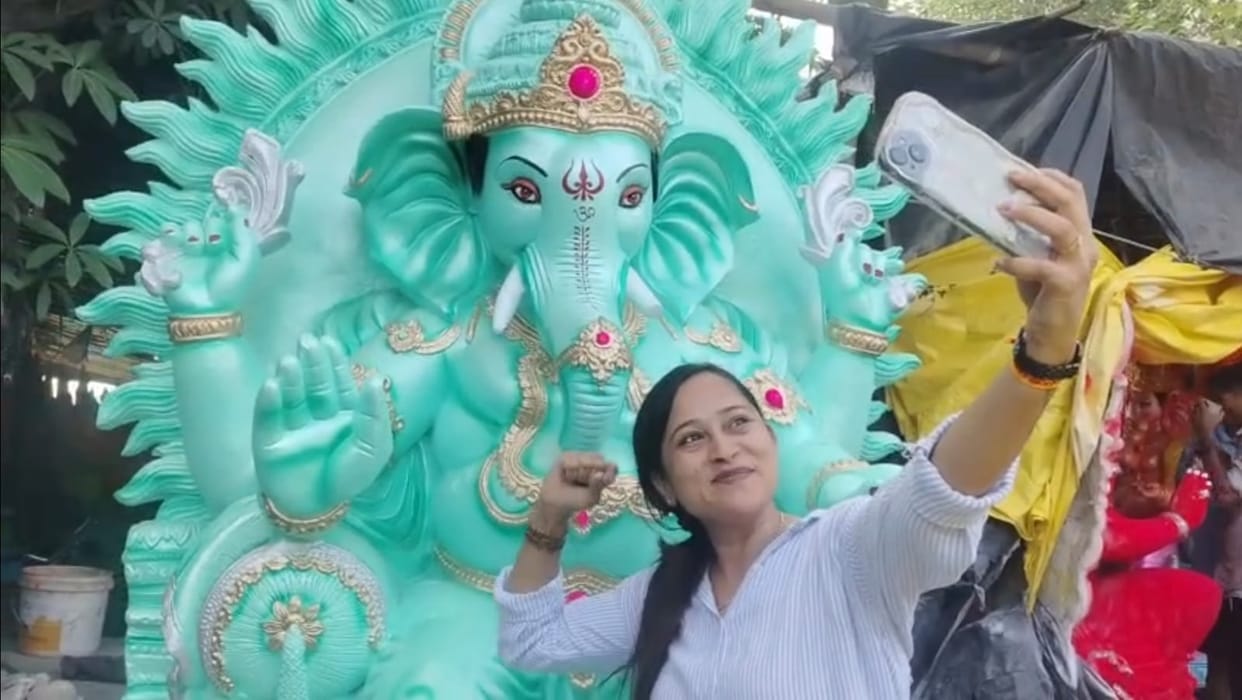 Ganesh Chaturthi Rush in Kanpur: Crowds Gather in Saket Nagar to Buy Ganpati Idols