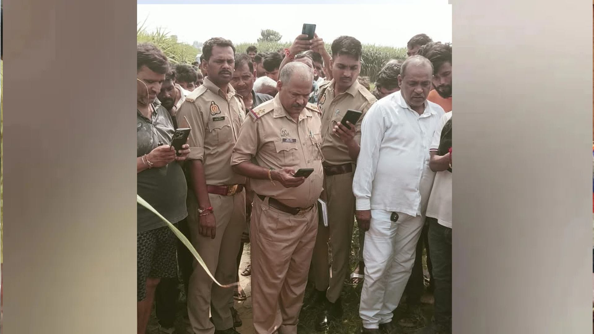 घटनास्थल पर जांच करती पुलिस